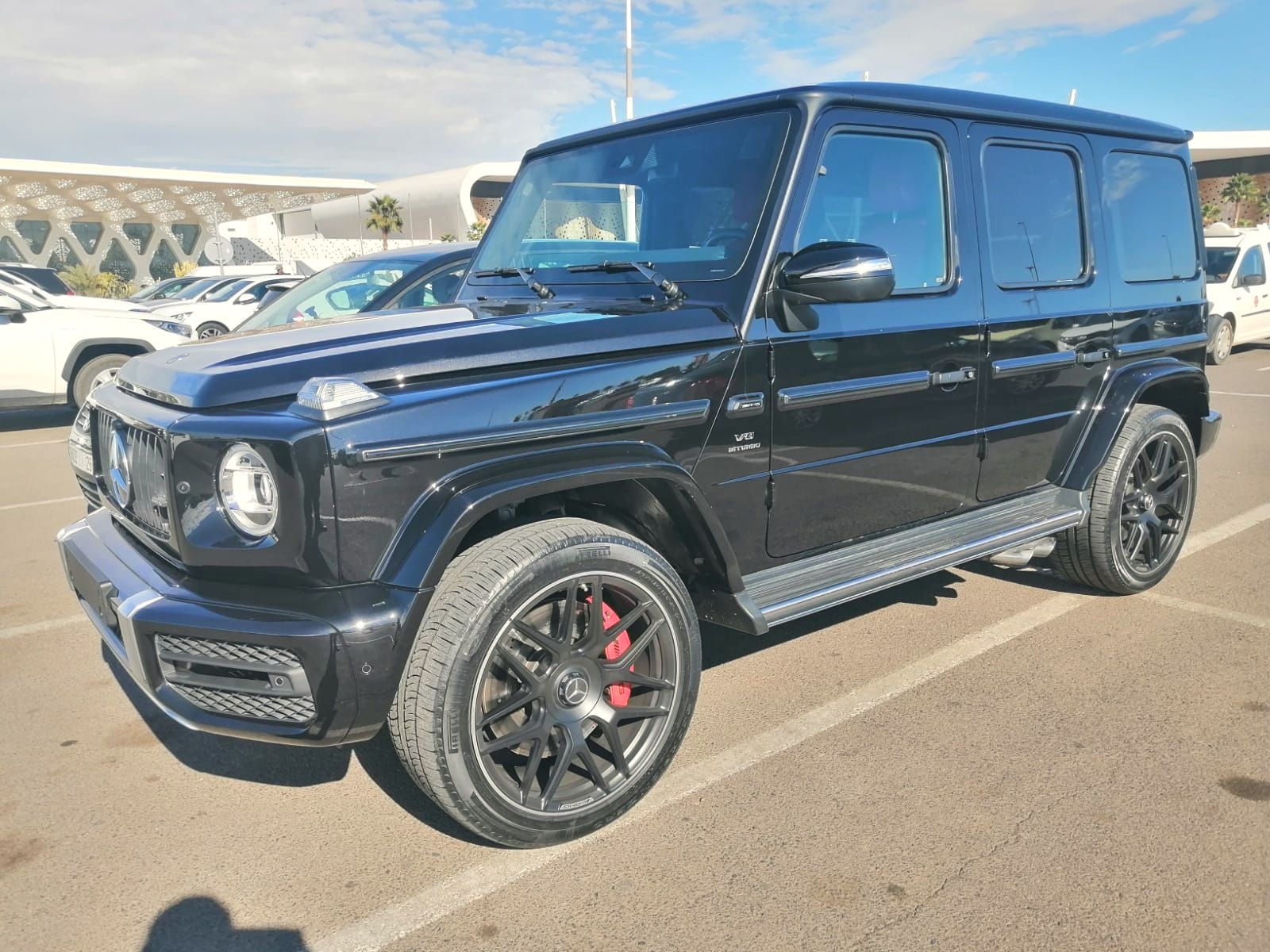 Mercedes-AMG G 63 noir, trois-quarts avant, parking