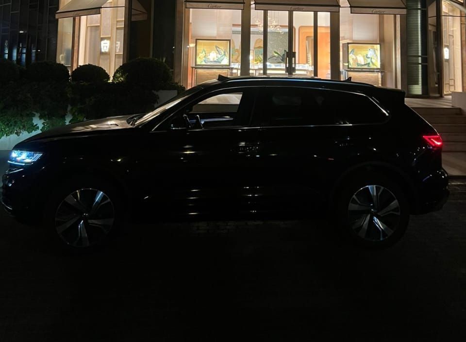 Volkswagen Touareg noir, de nuit