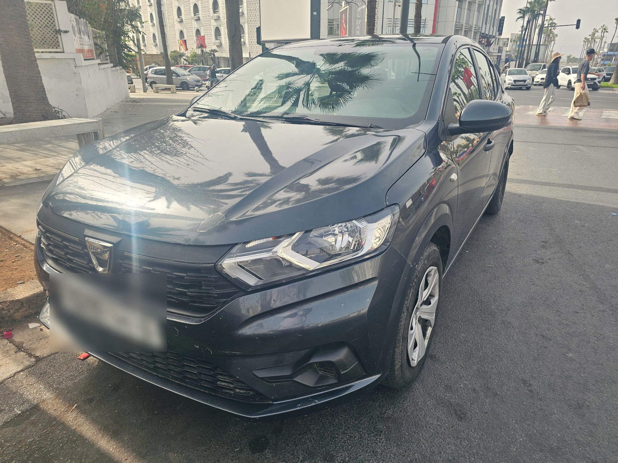 Dacia Logan grise garée devant l’hôtel Club Val d’Anfa