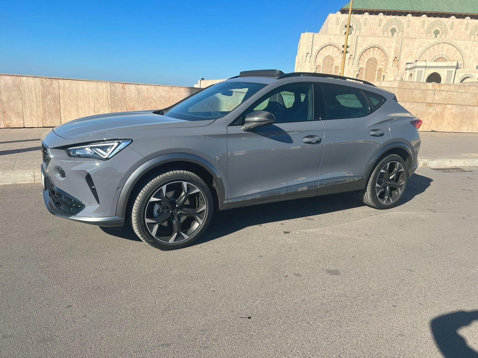 Cupra Formentor — devant la mosquée Hassan II
