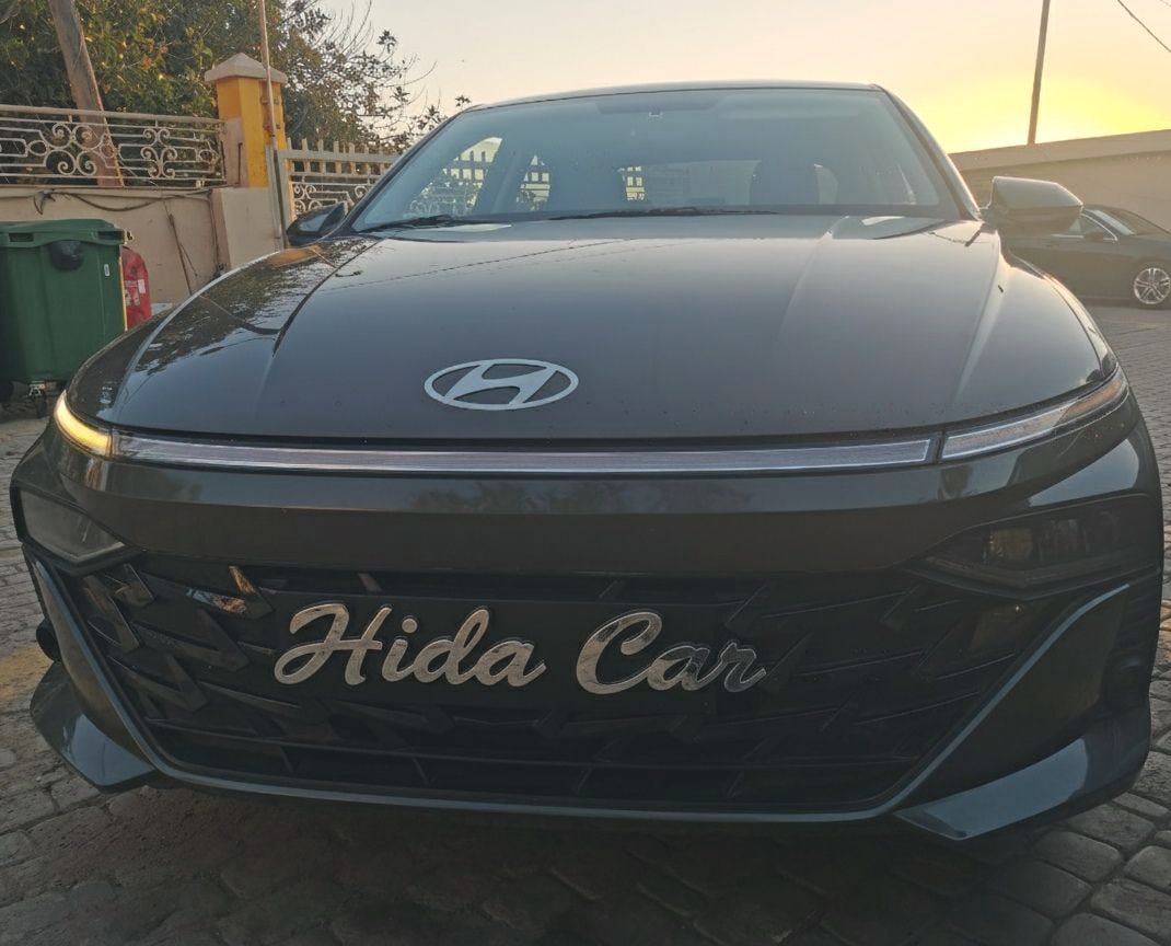 Hyundai Accent avec le décalque « Hida Car » sur le capot