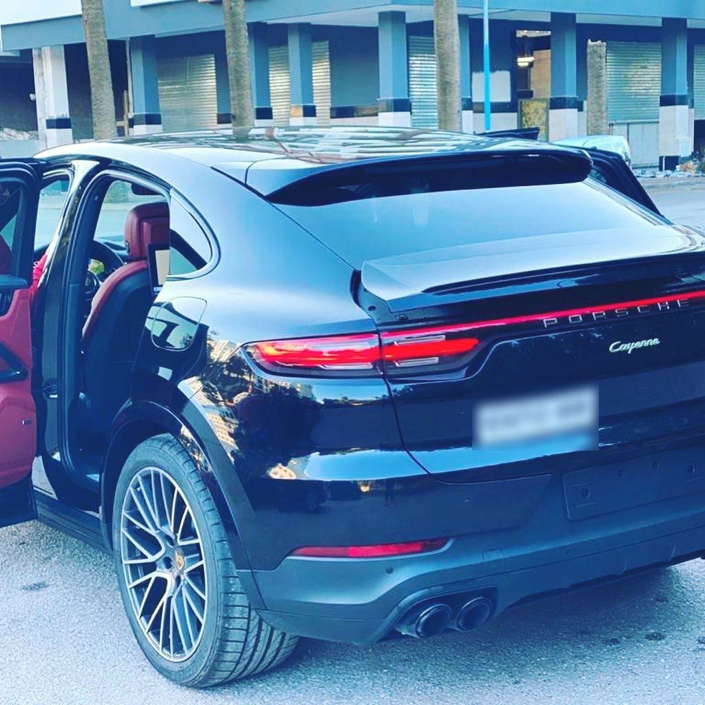 Porsche Cayenne Coupé noir, trois-quarts arrière, portière ouverte