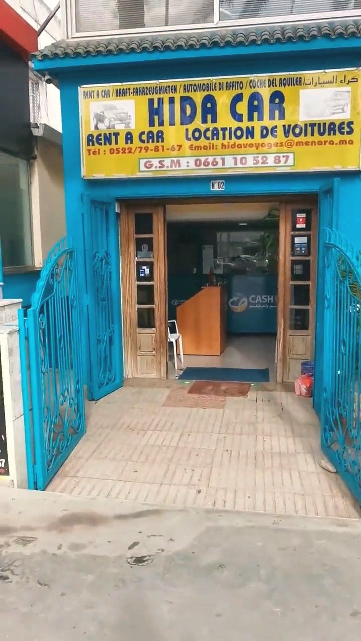 La porte de Hida Car, sous l’enseigne jaune