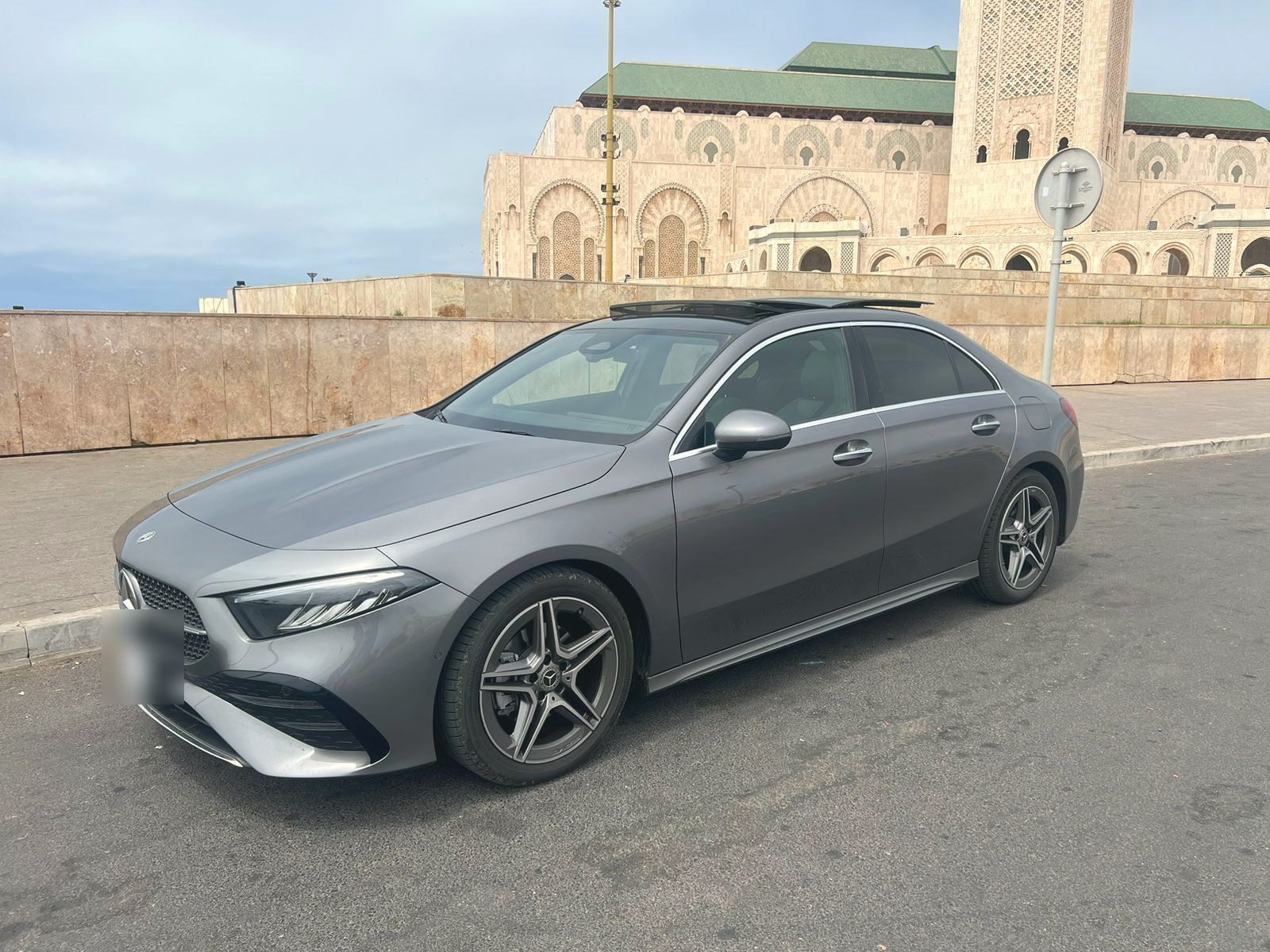 Mercedes Classe A berline devant la mosquée Hassan II